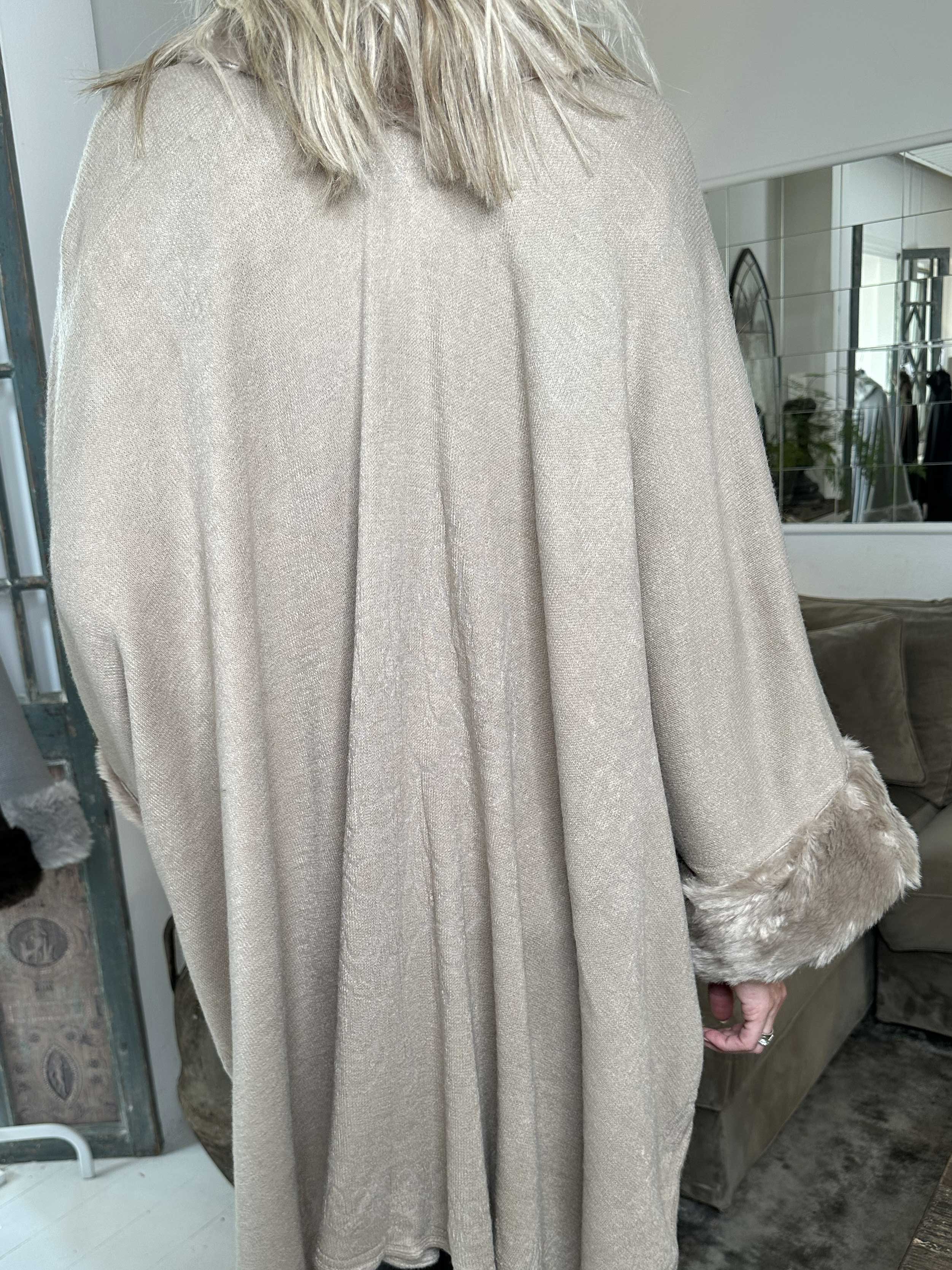 Manon - Poncho med faux fur kant